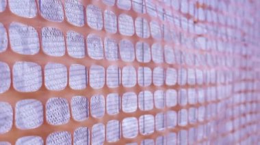 Beyaz ve turuncu plastik kaplamalı metal parmaklıklar.