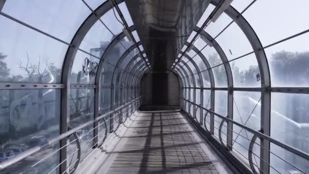 Терминальный стеклянный туннель с грязными окнами лифт и лестница — стоковое видео