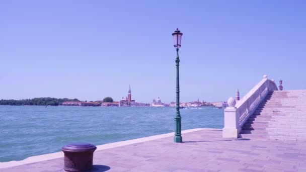 Vintage straatlantaarn nabij stappen aan de waterkant tegen Venetië — Stockvideo