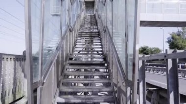 Şehrin yukarısındaki yaya geçidine doğru hareket edin.