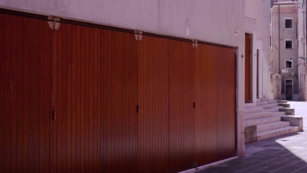 Armazém com paredes de concreto e portões de madeira na cidade — Vídeo de Stock