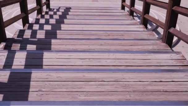 Движение вниз деревянные и каменные лестницы на улице в солнечный день — стоковое видео
