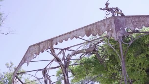 Gazebo vintage com plantas de escalada no parque sob o céu azul — Vídeo de Stock