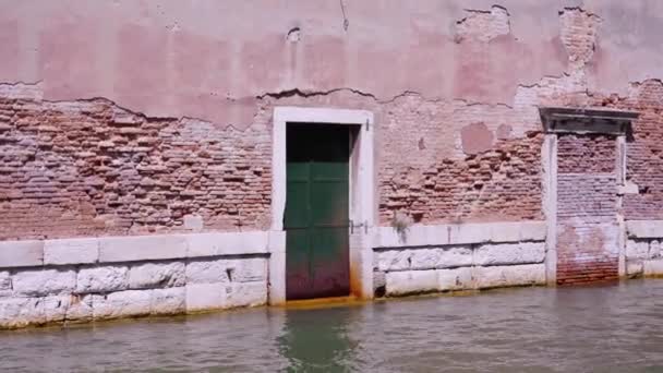 befalazott és zöld ajtók az ókori épület közelében csatorna