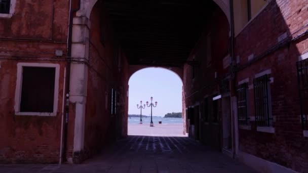 Arco de passagem para beira-mar e veleiro no mar em Veneza — Vídeo de Stock