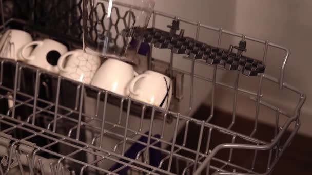 エレガントなコーヒーカップ金属食器洗い機のサポートのワイングラス — ストック動画