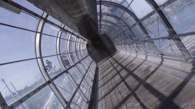 Kirli pencereli cam tünel ve deniz kenarındaki kepenk