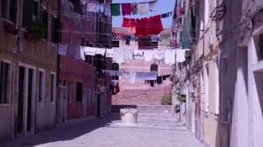 Eski binalar arasında temiz çamaşırları olan çamaşır ipleri