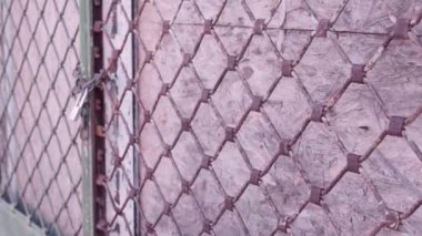 Kapı zincirli ve sokağın ahşap kapılarının yanında kilitli.