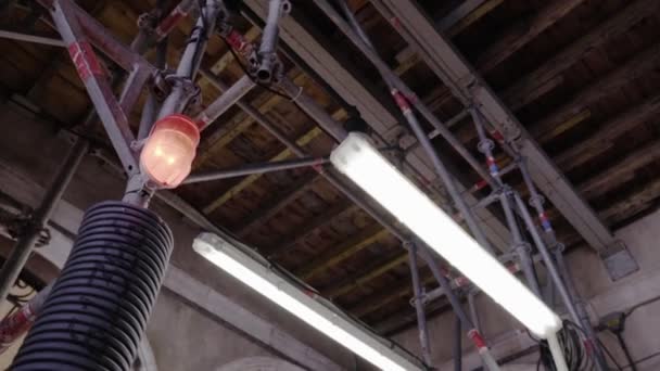 Falsyfikaty z lampami LED wewnątrz budynku przy rekonstrukcji — Wideo stockowe