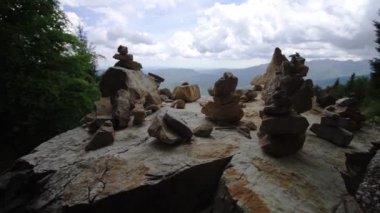 Ormanın yakınındaki taş yığınları Bulutlu gökyüzüne karşı