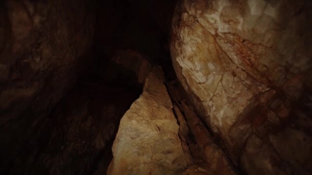 Skála úzké chodby v malebné horské jeskyni — Stock video