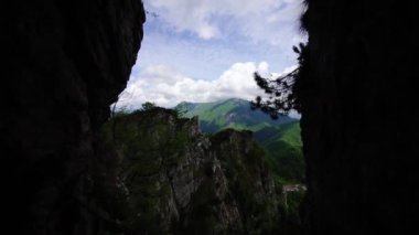 Mağaranın girişini daralt, gökyüzüne zincire vurun.
