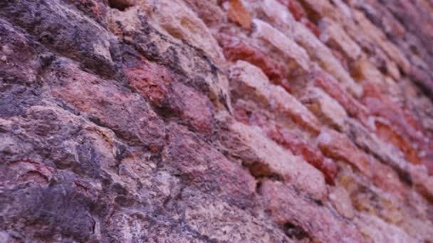 붉게 그을린 벽돌로 지은 외관의 고대 건물 — 비디오