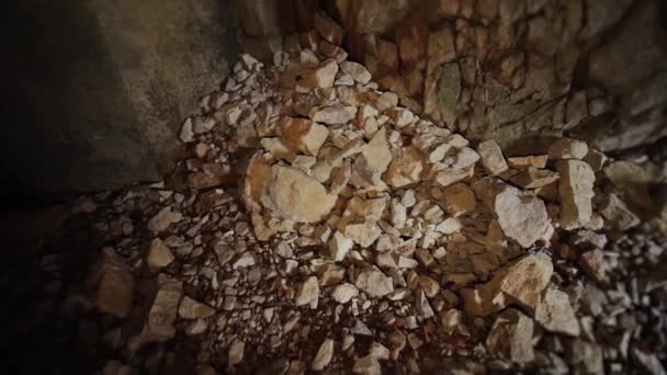 Calcaire situé près du mur dans le couloir étroit dans la grotte de montagne — Video