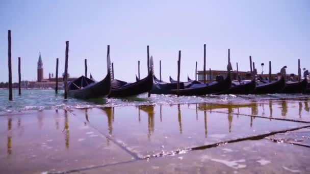 Gondeln ankern bei sonnigem Wetter an Anlegestelle in der Bucht von Venedig — Stockvideo