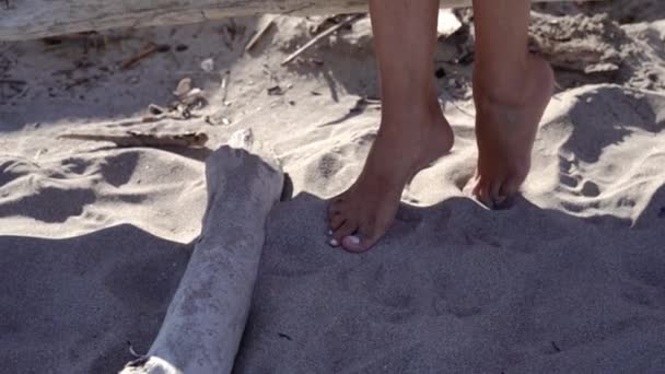 裸足の女性の足でピンクマニキュアタッチ小さな古いログ — ストック動画