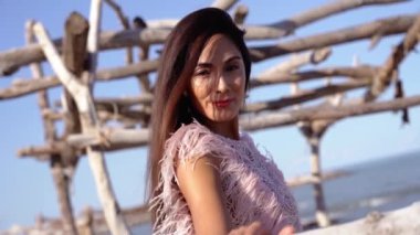 Tüyleri olan yetenekli bir manken. Uzun, gevşek saçları var.