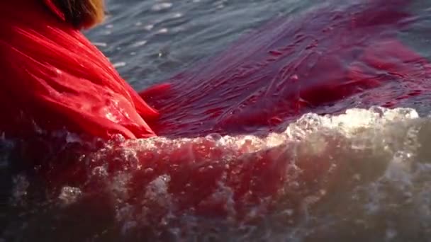 Rolos de onda no vestido fofo saia molhada flutuando na água do mar — Vídeo de Stock