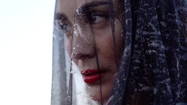 Елегантна дама з червоною помадою під чорними мереживними завісами — стокове відео