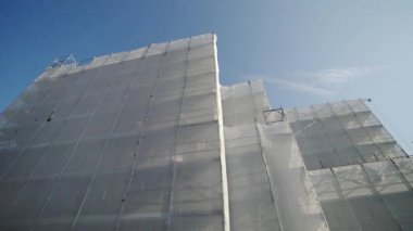 Şehir binası şeffaf folyoyla kaplı.