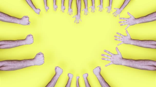 Gerepliceerde mensenhanden creëren hart op gele achtergrond — Stockvideo