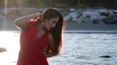 Uzun saçlı, tüylü esmer, denizde duruyor.