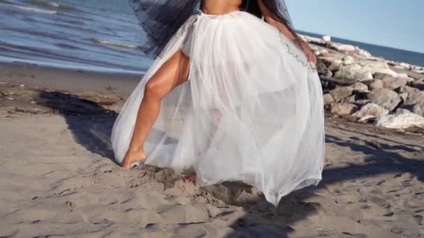 Boso lady w biustonosz i jasne spódnica stanowi na morze plaża — Wideo stockowe