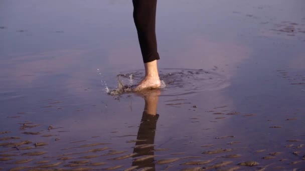 Barfota balett dansare visar klassiska övningar i vatten — Stockvideo