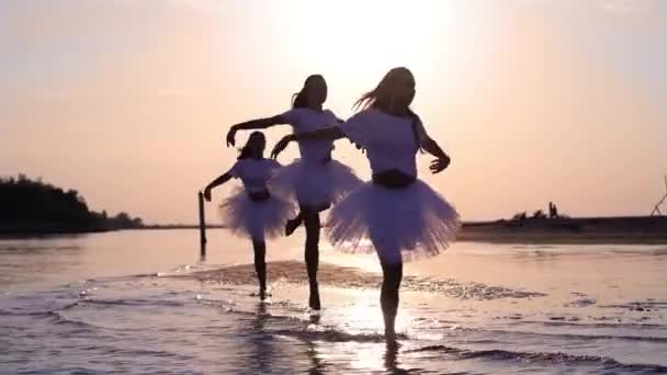 Siluetas de bailarinas realizan movimientos de baile en agua de mar — Vídeos de Stock