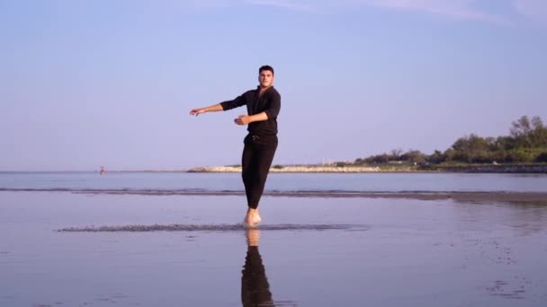 バレエダンサーは水の中で古典的な演習を実行ジャンプ — ストック動画