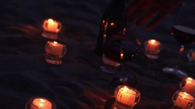 Camları iten ve geceleri mumların yanına şarap döken biri.