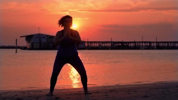 비대 한 여자는 빈 해변에서 운동을 한다 — 비디오