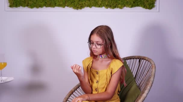 Fille goûte boisson tropicale prendre le verre du plateau dans le café — Video