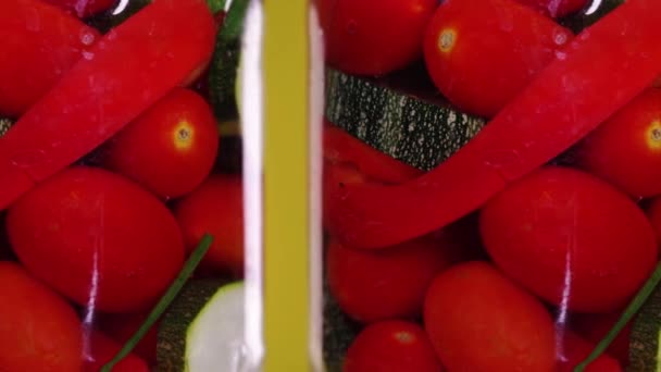 Konserverade röda tomater och paprika i glasburkar flytta närbild — Stockvideo