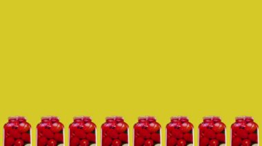 Kavanozda kırmızı domates konservesi ve leziz salamura.