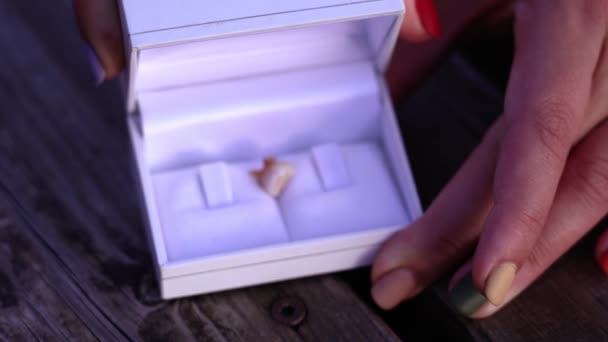 Manicura persona manos abierta caja de compromiso blanco con diente — Vídeos de Stock