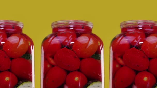 Picles verdes e tomates vermelhos em grandes frascos de vidro close-up — Vídeo de Stock