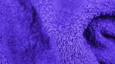 Küçük kıvrımlı terry havlu üzerinde yanıp sönen renkler