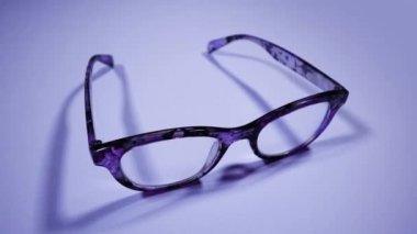 Zarif kadın gözlüklerinin parlak desenli kenarlarında parlayan renkler.