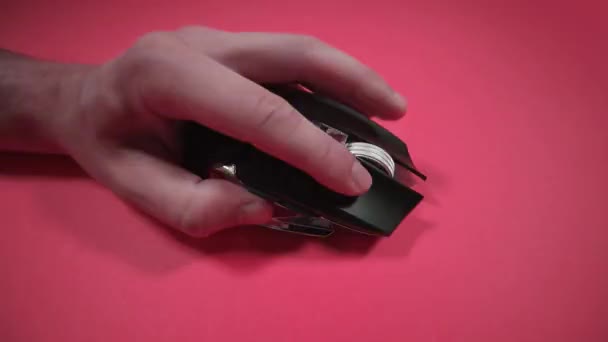 Knipperende kleuren op de mens speelt met optische gaming muis — Stockvideo