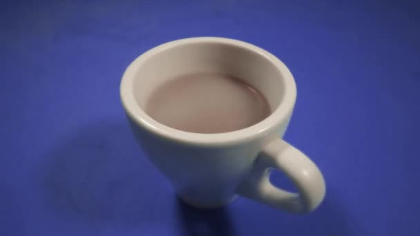 Colores intermitentes en la taza con café en la nube de vapor blanco — Vídeo de stock