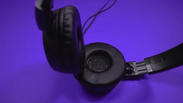 Parpadeo de colores en auriculares negros contemporáneos con cable — Vídeos de Stock