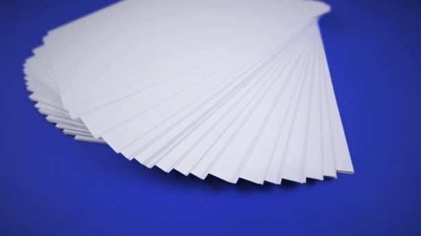 Fondo que cambia los colores con hojas de papel vacías blancas ventilador — Vídeos de Stock
