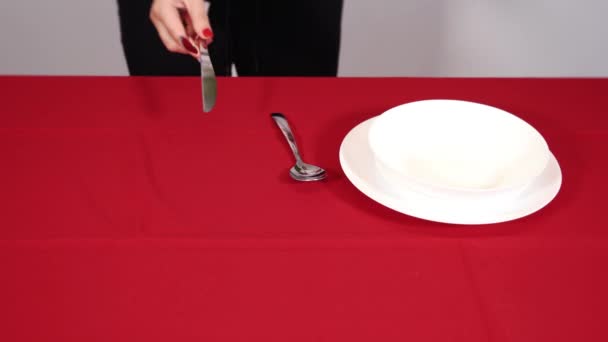 Mãos de pessoa jogam garfo de colheres de prata e faca na mesa — Vídeo de Stock
