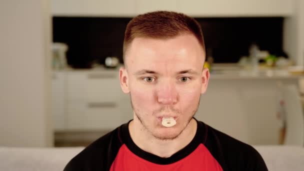 Бородатий хлопець бере соску в рот для розваги і засинає — стокове відео