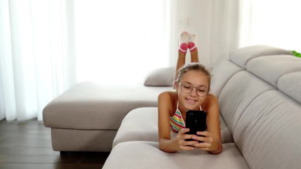 Matka přichází k dospívající dceři a bere smartphone — Stock video