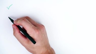 Adam şablon için alanı olan yeşil işaretleri kağıda çizer