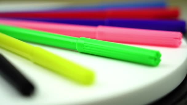 Zestaw kolorystycznych markerów leżących na biurku na rozmytym tle — Wideo stockowe
