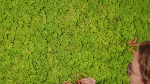 Jeune femme en lunettes applique des feuilles sur l'image volumétrique — Video